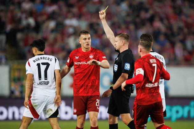 Jens Castrop 1 FC Nuernberg gets the yellow card from referee Robert Schroeder Hannover , 1 FC Kaiserslautern vs 1 FC Nuernberg, Football, 2 Bundesliga, Season 2024 2025, Matchday 29, 12 04 2025 1 FC Kaiserslautern vs 1 FC Nuernberg, Football, 2 Bundesliga, Season 2024 2025, Matchday 29, 12 04 2025 Kaiserslautern Copyright: xEibner-Pressefoto AlexanderxNeisx EP_ANS