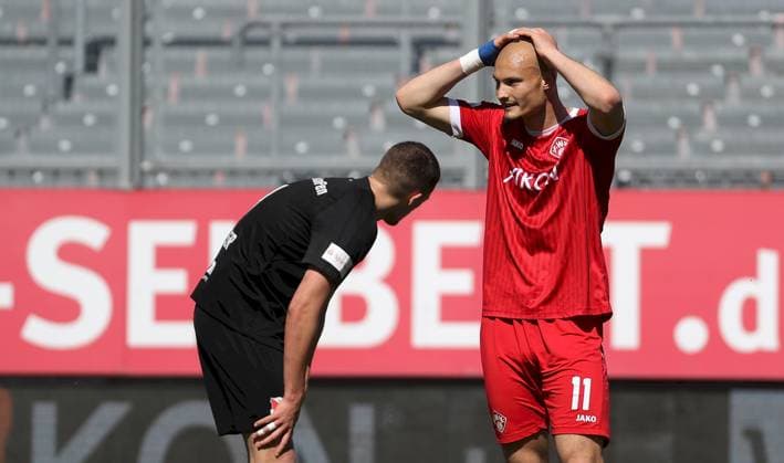12 04 2025, Men, Soccer, Season 2024 2025, Regionalliga Bayern, 29 Matchday FC Wuerzburger Kickers SpVgg Hankhofen Hailing v li David Schneider SpVgg Hankhofen Hailing , Alem Japaur FC Wuerzburger Kickers looking disappointed, Disappointed Wuerzburg AKON ARENA Bayern Germany