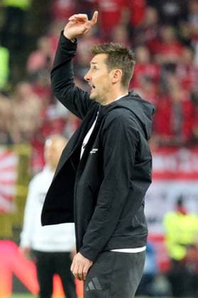12 04 2025, xmohx, Fußball 2 Bundesliga, 1 FC Kaiserslautern 1 FC Nürnberg v l Trainer Miroslav Klose 1 FC Nuernberg gibt Anweisungen, gestikuliert, mit den Armen gestikulieren gives instructions, gesticulate DFL DFB REGULATIONS PROHIBIT ANY USE OF PHOTOGRAPHS as IMAGE SEQUENCES and or QUASI VIDEO Kaiserslautern