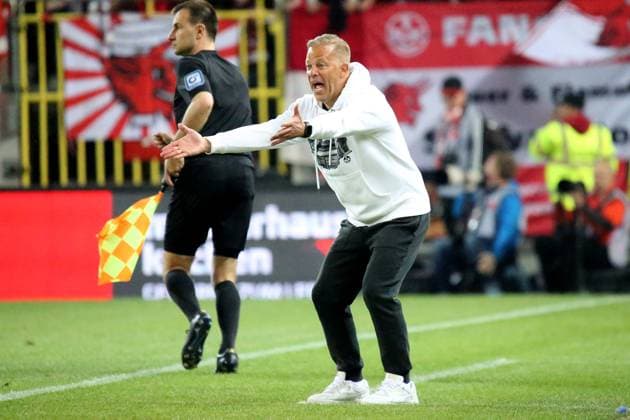 12 04 2025, xmohx, Fussball 2 Bundesliga, 1 FC Kaiserslautern 1 FC Nürnberg v l Coach Markus Anfang 1 FC Kaiserslautern gives instructions, gesticulates, gesticulate with arms gives instructions, gesticulate DFL DFB REGULATIONS PROHIBIT ANY USE OF PHOTOGRAPHS as IMAGE SEQUENCES and or QUASI VIDEO Kaiserslautern