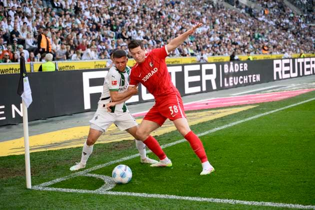 v.l. Kevin STOEGER (Stöger)(MG), Michael GREGORITSCH (FR) Aktion, zweikampf, Fussball 1. Bundesliga, 29. Spieltag, Borussia Moenchengladbach (MG) - SC Freiburg (FR) 1:2, am 12.04.2025 in Moenchengladbach Deutschland. DFL regulations prohibit any use of photographs as image sequences and or quasi-video Â *** v l Kevin STOEGER Stöger MG , Michael GREGORITSCH FR Action, duel, Soccer 1 Bundesliga, 29 Matchday, Borussia Moenchengladbach MG SC Freiburg FR 1 2, on 12 04 2025 in Moenchengladbach Germany DFL regulations prohibit any use of photographs as image sequences and or quasi video Â
