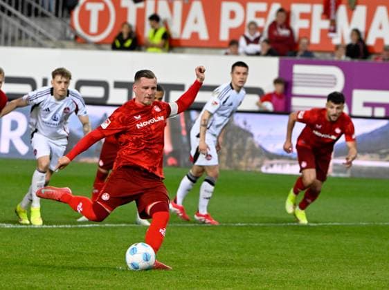 Fussball - 2. Bundesliga - Saison 2024 25 1. FC Kaiserslautern 12.04.2025 Fritz-Walter-Stadion 1. FC Kaiserslautern (fck) - 1. FC Nürnberg (fcn) 1:2 Per 11-Meter erzielt Marlon RITTER (1. FC Kaiserslautern) das 1:2 1. FC Kaiserslautern