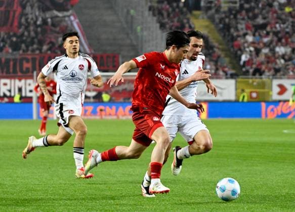 Fussball - 2. Bundesliga - Saison 2024 25 1. FC Kaiserslautern 12.04.2025 Fritz-Walter-Stadion 1. FC Kaiserslautern (fck) - 1. FC Nürnberg (fcn) 1:2 Daisuke YOKOTA (1. FC Kaiserslautern), li - Enrico VALENTINI (1. FC Nürnberg) 1. FC Kaiserslautern