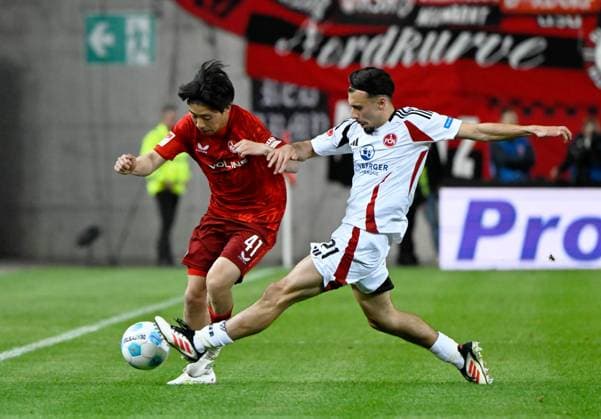 Fussball - 2. Bundesliga - Saison 2024 25 1. FC Kaiserslautern 12.04.2025 Fritz-Walter-Stadion 1. FC Kaiserslautern (fck) - 1. FC Nürnberg (fcn) 1:2 Daisuke YOKOTA (1. FC Kaiserslautern),li - Berkay YILMAZ (fcn) 1. FC Kaiserslautern