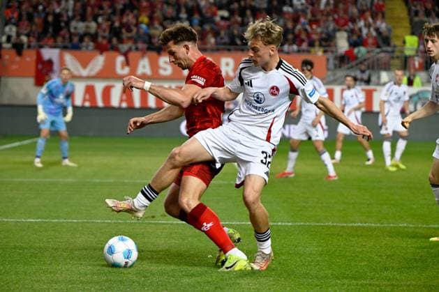Fussball - 2. Bundesliga - Saison 2024 25 1. FC Kaiserslautern 12.04.2025 Fritz-Walter-Stadion 1. FC Kaiserslautern (fck) - 1. FC Nürnberg (fcn) Daniel HANSLIK (1. FC Kaiserslautern), li - Tim JANISCH (1. FC Nürnberg) 1. FC Kaiserslautern