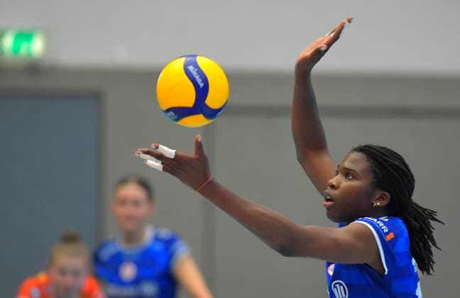 12 04 2025, Stuttgarts Krystal Rivers serving, semi-final, best of three, Dresdner SC MTV Stuttgart 3 2, c Dresden Saxony
