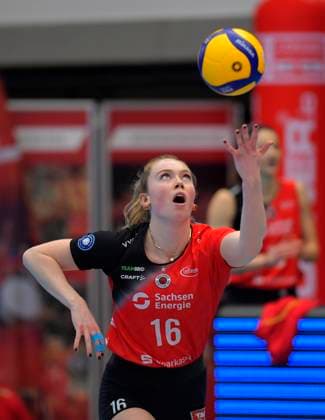 12 04 2025, Dresdens Emma Clothier serving, volleyball, play off semi-final, best of three, Dresdner SC MTV Stuttgart 3 2, c Dresden Saxony