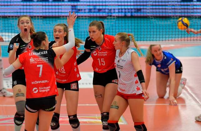 12 04 2025, Dresdens players jujeln, f l Dresdens Emma Clothier, Nathalie Lemmens, Dresdens Sarah Straube, Dresdens Marta Levinska, Dresdens Patricia Nestler, volleyball, play off semi-final, best of three, Dresdner SC MTV Stuttgart 3 2, c Dresden Sachsen