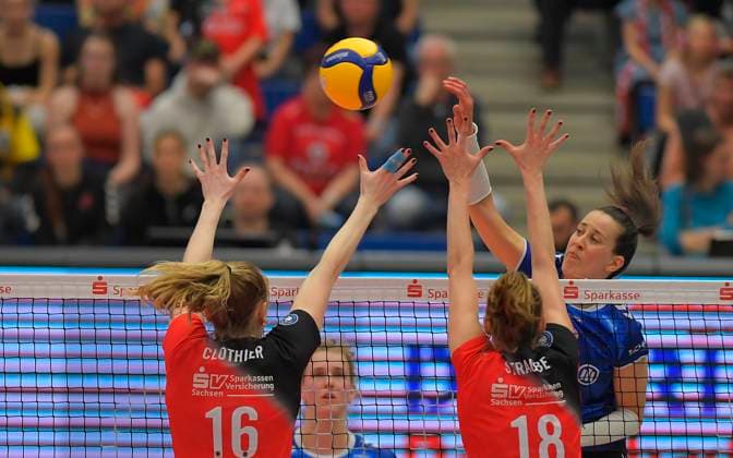 12 04 2025, Dresdens Nathalie Lemmens and Stuttgarts Maria Segura Palleres and Dresdens Emma Clothier and Dresdens Sarah Straube, volleyball, play off semi-final, best of three, Dresdner SC MTV Stuttgart 3 2, c Dresden Saxony