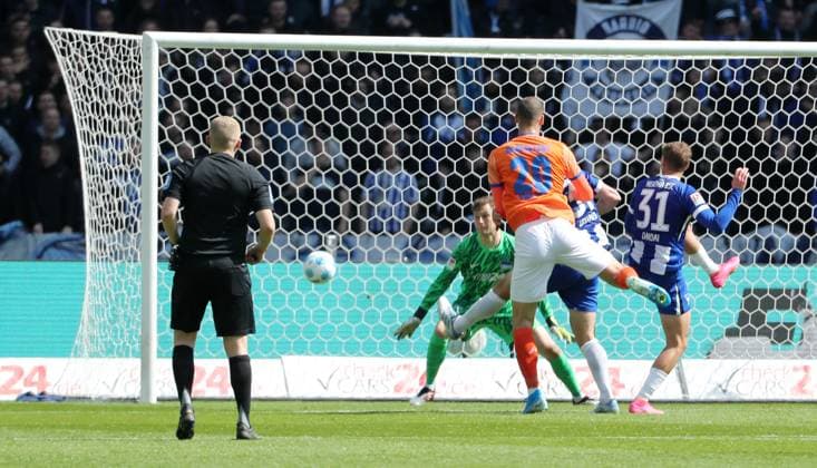 Aleksandar Vukotic heads next to the goal, Marton Dardai duel Match scene Action Sport Football Soccer DFL 2 Bundesliga Men 29 Matchday Season 2024 2025 12 04 2025 Hertha BSC Berlin vs SV Darmstadt 98 DFL regulations prohibit any use of photographs as image sequences and or quasi video