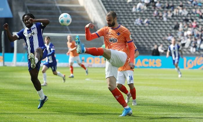 Deyovaisio Zeefuik, Aleksandar Vukotic on the ball duel match scene action sport soccer soccer DFL 2 Bundesliga Men 29 Matchday Season 2024 2025 12 04 2025 Hertha BSC Berlin vs SV Darmstadt 98 DFL regulations prohibit any use of photographs as image sequences and or quasi video
