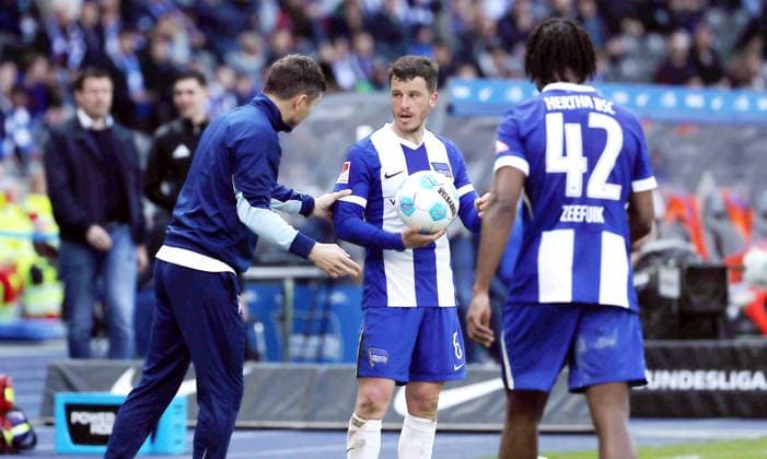 Coach Stefan Leitl talks to Diego Demme, Deyovaisio Zeefuik action upper body Sports Football Soccer DFL 2 Bundesliga Men 29 Matchday Season 2024 2025 12 04 2025 Hertha BSC Berlin vs SV Darmstadt 98 DFL regulations prohibit any use of photographs as image sequences and or quasi video