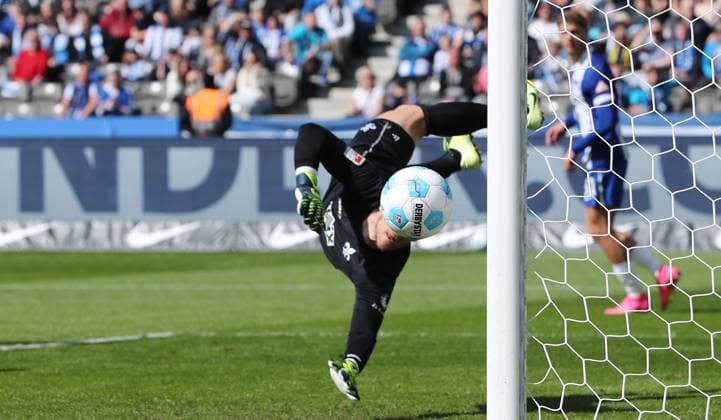 Toni Leistner hits the goalpost, goalkeeper Marcel Schuhen Sport Football Soccer DFL 2 Bundesliga Men 29 Matchday Season 2024 2025 12 04 2025 Hertha BSC Berlin vs SV Darmstadt 98 DFL regulations prohibit any use of photographs as image sequences and or quasi video
