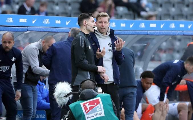 Coach Florian Kohfeldt talks to fourth official Timon Schulz after the end of the match Sport Football Soccer DFL 2 Bundesliga Men 29 Matchday Season 2024 2025 12 04 2025 Hertha BSC Berlin vs SV Darmstadt 98 DFL regulations prohibit any use of photographs as image sequences and or quasi video