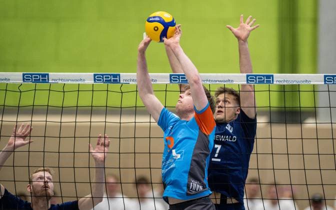 Volleyball, Season 2024 2025, 2 Bundesliga Nord, 12 04 2025, Matchday 23, Men, TuB Bocholt dark blue vs Muenster Volleys light blue v l Thomas Wittkowski TuB Bocholt , Moritz Lembeck Muenster Volleys , Luis Kubo TuB Bocholt , Bocholt Sporthalle West Nordrhein Westfalen Germany 250412_vb_tub-bocholt_muenster-volleys_39885