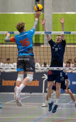 Volleyball, Season 2024 2025, 2 Bundesliga Nord, 12 04 2025, Matchday 23, Men, TuB Bocholt dark blue vs Muenster Volleys light blue v l Dominik Rutke Muenster Volleys , Thomas Wittkowski TuB Bocholt , Bocholt Sporthalle West Nordrhein Westfalen Germany 250412_vb_tub-bocholt_muenster-volleys_39891