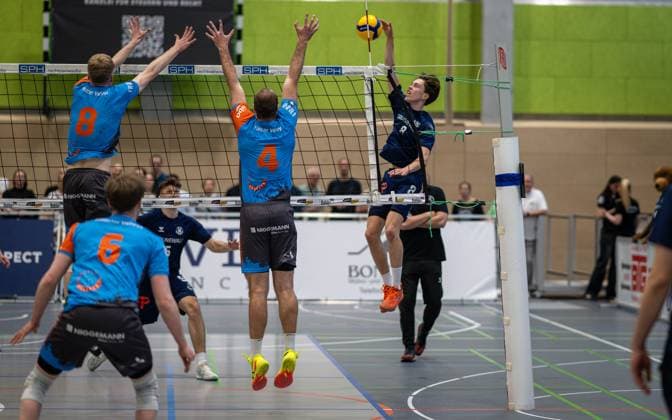 Volleyball, Season 2024 2025, 2 Bundesliga Nord, 12 04 2025, Matchday 23, Men, TuB Bocholt darkblue vs Muenster Volleys lightblue v l Fridolin Steinriede Muenster Volleys, 8 , Moritz Lembeck Muenster Volleys, 6 , Tobias John TuB Bocholt , Erik Kerp Muenster Volleys, 4 , Joos Meckelholt TuB Bocholt , Bocholt Sporthalle West Nordrhein Westfalen Germany 250412_vb_tub-bocholt_muenster-volleys_39899