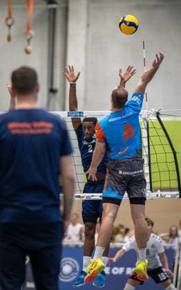 Volleyball, Season 2024 2025, 2 Bundesliga Nord, 12 04 2025, Matchday 23, Men, TuB Bocholt dark blue vs Muenster Volleys light blue v l Rudy Schneider TuB Bocholt , Erik Kerp Muenster Volleys , Bocholt Sporthalle West Nordrhein Westfalen Germany 250412_vb_tub-bocholt_muenster-volleys_39912