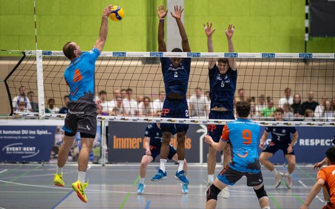 Volleyball, Season 2024 2025, 2 Bundesliga Nord, 12 04 2025, Matchday 23, Men, TuB Bocholt dark blue vs Muenster Volleys light blue v l Erik Kerp Muenster Volleys , Rudy Schneider TuB Bocholt , Tobias John TuB Bocholt , Niklas Kotte Muenster Volleys , Bocholt Sporthalle West Nordrhein Westfalen Germany 250412_vb_tub-bocholt_muenster-volleys_39915