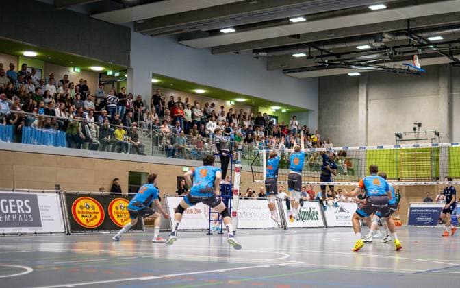 Volleyball, Saison 2024 2025, 2 Bundesliga Nord, 12 04 2025, 23 Spieltag, Herren, TuB Bocholt dunkelblau vs Muenster Volleys hellblau v l Tim Wahl Muenster Volleys , Niklas kotte Muenster Volleys , Lea Becker 1 Schiedsrichterin , Dominik Rutke Muenster Volleys , Fridolin Steinriede Muenster Volleys , Rudy Schneider TuB Bocholt , Erik Kerp Muenster Volleys , Moirtz Lembeck Muenster Volleys , Joos Meckelholt TuB Bocholt , Bocholt Sporthalle West Nordrhein Westfalen Germany 250412_vb_tub-bocholt_muenster-volleys_39930