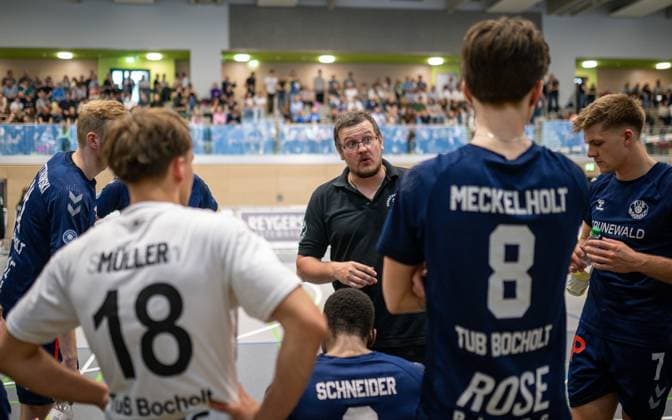 Volleyball, Season 2024 2025, 2 Bundesliga Nord, 12 04 2025, Matchday 23, Men, TuB Bocholt dark blue vs Muenster Volleys light blue f l Thomas Wittkowski TuB Bocholt , Nico Janitzki Libero TuB Bocholt , Rudy Schneider TuB Bocholt , Markus Friedrich Coach TuB Bocholt , Joos Meckelholt TuB Bocholt , Luis Kubo TuB Bocholt , Bocholt Sporthalle West Nordrhein Westfalen Germany 250412_vb_tub-bocholt_muenster-volleys_39932
