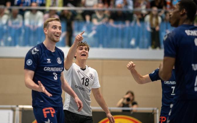 Volleyball, Season 2024 2025, 2 Bundesliga Nord, 12 04 2025, Matchday 23, Men, TuB Bocholt dark blue vs Muenster Volleys light blue v l Noah van Dam TuB Bocholt , Nico Janitzki Libero TuB Bocholt , Bocholt Sporthalle West Nordrhein Westfalen Germany 250412_vb_tub-bocholt_muenster-volleys_39940