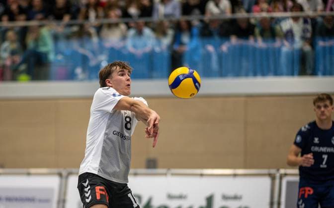 Volleyball, Season 2024 2025, 2 Bundesliga Nord, 12 04 2025, Matchday 23, Men, TuB Bocholt dark blue vs Muenster Volleys light blue Nico Janitzki Libero TuB Bocholt , Bocholt Sporthalle West Nordrhein Westfalen Germany 250412_vb_tub-bocholt_muenster-volleys_39945
