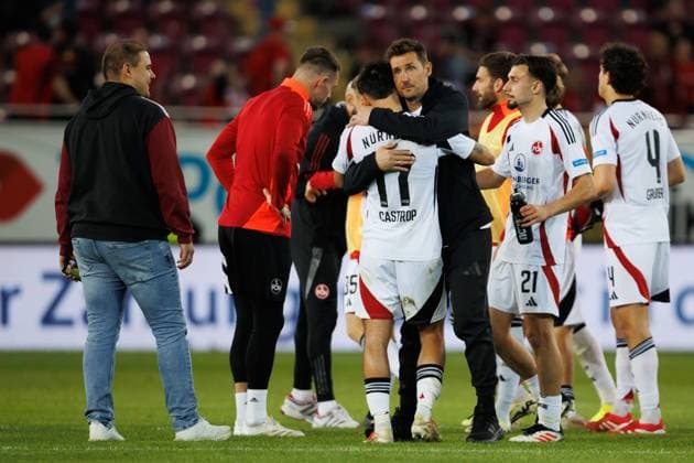 Miroslav Klose Coach 1 FC Nuernberg hugs his player Jens Castrop 1 FC Nuernberg after the match, 1 FC Kaiserslautern vs 1 FC Nuernberg, Soccer, 2 Bundesliga, Season 2024 2025, Matchday 29, 12 04 2025 1 FC Kaiserslautern vs 1 FC Nuernberg, Soccer, 2 Bundesliga, Season 2024 2025, Matchday 29, 12 04 2025 Copyright: xEibner-Pressefoto AlexanderxNeisx EP_ANS