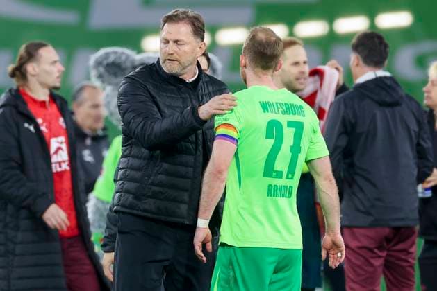 Coach Ralph Hasenhuettl VfL Wolfsburg and Maximilian Arnold VfL Wolfsburg look dejected, Bundesliga, VfL Wolfsburg v RB Leipzig, Volkswagen Arena, April 11, 2025 in Wolfsburg, Germany Photo by Marco Steinbrenner DeFodi Images Coach Ralph Hasenhuettl VfL Wolfsburg and Maximilian Arnold VfL Wolfsburg look dejected, Bundesliga, VfL Wolfsburg v RB Leipzig, Volkswagen Arena, April 11, 2025 in Wolfsburg, Germany Photo by Marco Steinbrenner DeFodi Images DFL regulations prohibit any use of photographs as image sequences and or quasi video