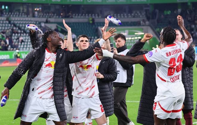 Wolfsburg RB Leipzig Bundesliga Wolfsburg, 11 04 2025, Volkswagen Arena, Bundesliga, Matchday 29 , VFL WOLFSBURG vs RB LEIPZIG 2 3 0 2 , Final celebration RB Leipzig, In the picture from l El Chadaille Bitshiabu 5, RB Leipzig , Kosta Nedeljkovic 21, RB Leipzig and Castello Lukeba 23, RB Leipzig , Picture Point