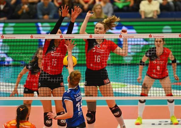behind the net Marta Kamelija Levinska and Emma Scarlett Clothier 16, both Dresden vs Pia Kästner Stuttgart , Dresdner SC vs Allianz MTV Stuttgart, Volleyball, 1 Bundesliga Women, 1 Liga, Margon Arena Dresden Bodenbacher Straße, DSC, Saison 2024 2025, 12 04 2025,