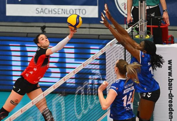 v l Julie Lengweiler Dresden vs Kelsey Veltman and Krystal Rivers both Stuttgart , Dresdner SC vs Allianz MTV Stuttgart, Volleyball, 1 Bundesliga Women, 1 Liga, Margon Arena Dresden Bodenbacher Straße, DSC, Season 2024 2025, 12 04 2025,