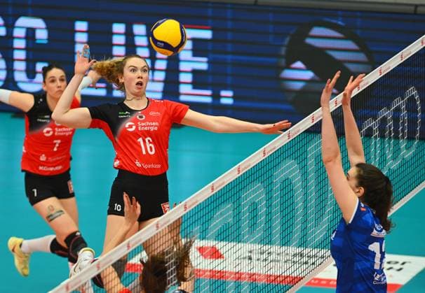 Center f l Emma Scarlett Clothier Dresden vs Lucia Varela Stuttgart , Dresdner SC vs Allianz MTV Stuttgart, Volleyball, 1 Bundesliga Women, 1 Liga, Margon Arena Dresden Bodenbacher Straße, DSC, Season 2024 2025, 12 04 2025,
