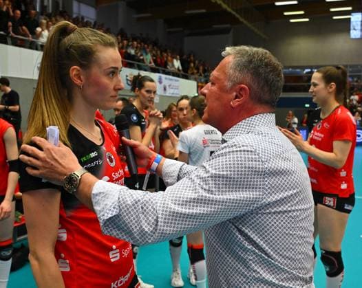 f l Sarah Straube with CEO Hubert Körner both Dresden , Dresdner SC vs Allianz MTV Stuttgart, Volleyball, 1 Bundesliga Women, 1 Liga, Margon Arena Dresden Bodenbacher Straße, DSC, Season 2024 2025, 12 04 2025,
