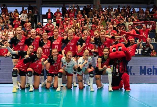 Dresdner SC cheering photo, winner photo, Dresdner SC vs Allianz MTV Stuttgart, Volleyball, 1 Bundesliga Women, 1 Liga, Margon Arena Dresden Bodenbacher Straße, DSC, Season 2024 2025, 12 04 2025,