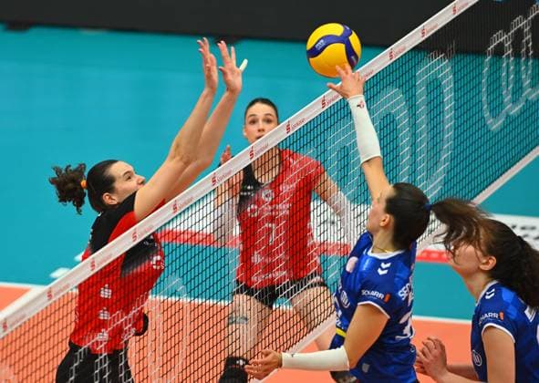 left Nathalie Lemmens Dresden blocks against Maria Segura Palleres Stuttgart , Dresdner SC against Allianz MTV Stuttgart, Volleyball, 1 Bundesliga Women, 1 Liga, Margon Arena Dresden Bodenbacher Straße, DSC, Saison 2024 2025, 12 04 2025,