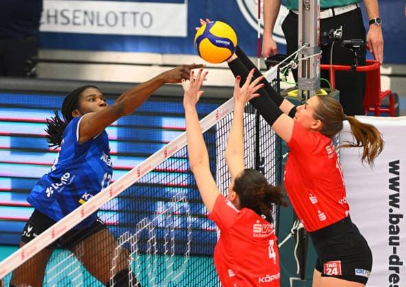 left Krystal Rivers Stuttgart against Nathalie Lemmens 4 and Marta Kamelija Levinska both Dresden , Dresdner SC against Allianz MTV Stuttgart, Volleyball, 1 Bundesliga Women, 1 Liga, Margon Arena Dresden Bodenbacher Straße, DSC, Saison 2024 2025, 12 04 2025,