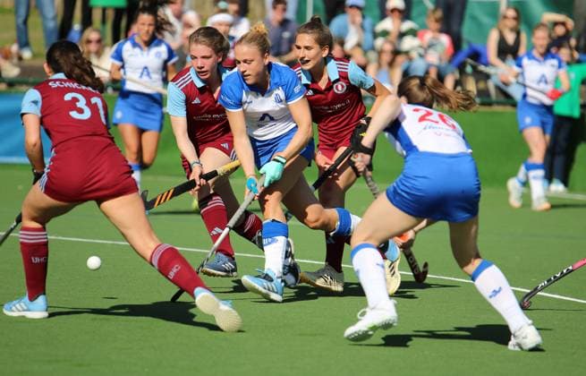 Field field hockey Bundesliga, women Jette Fleschütz m from GTHGC prevails against UHC players Johanna Seelmaecker l and Jule Bloch r