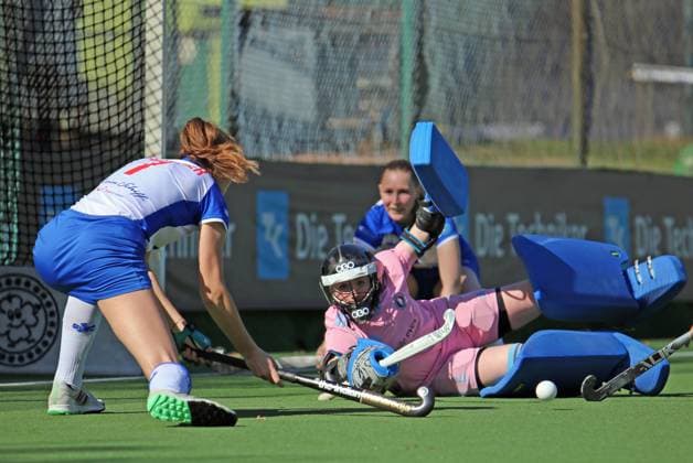 Field Hockey Bundesliga, Women Mia Böhringer, goalkeeper of the UHC, prevents Stella Tegtmeier from scoring after a short corner for the GTHGC