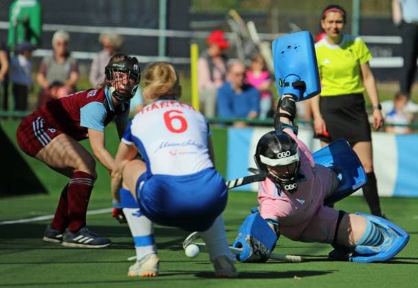 Field Hockey Bundesliga, Women Mia Böhringer, goalkeeper of the UHC, prevents a shot opportunity for Kaja Hansen after a short corner for the GTHGC