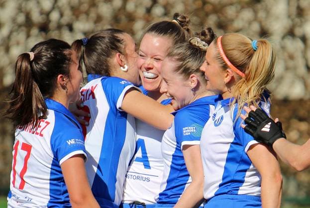 Field field hockey Bundesliga, GTHGC womens players celebrate Lena Micheel after her goal to make it 1-1 against UHC