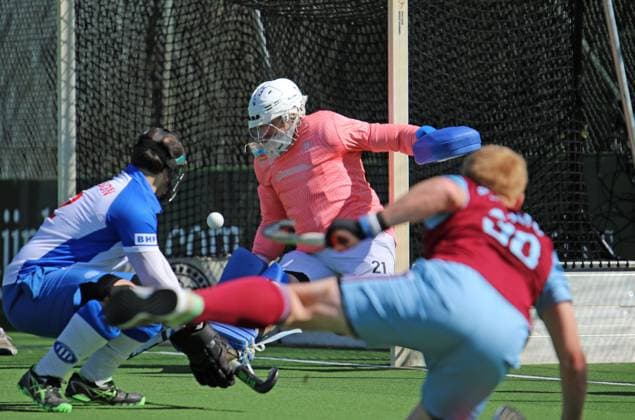 Field field hockey Bundesliga, men Nicolas Hillmann, goalkeeper of the GTHGC, defending a short corner of the UHC