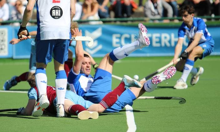 Field Hockey Bundesliga, Men Niklas Plattenteich, captain of the GTHGC, complains to the referee after a duel with Maximilian Kloss UHC