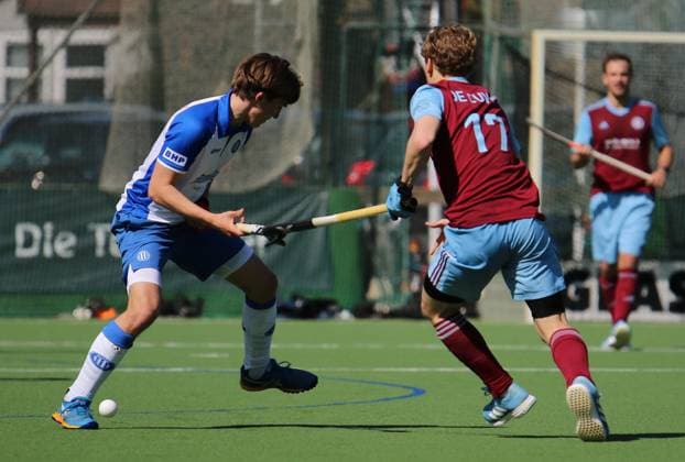 Field field hockey Bundesliga, men During the battle for the ball between Friedrich von Glasow l from GTHGC and Henri de Cuvry r from UHC, the stick heads briefly became entangled