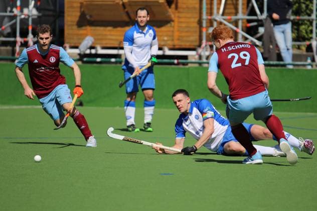 Field field hockey Bundesliga, men Niklas Plattenteich, captain of the GTHGC, slips during a pass and looks after the ball