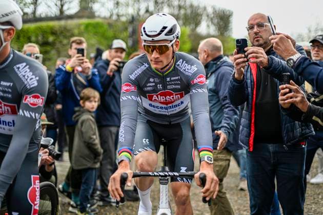 Sport Bilder des Tages Paris Roubaix 2025 Cycling Race Roubaix, France - April 13 : Van Der Poel Mathieu (NED) of Alpecin - Deceuninck before the start of the race during the 122nd edition of Paris Roubaix an UCI World Tour cycling race for Men Elite of 259,7 kms with start in Compiegne and finish at the Velodrome Andre-Petrieux in Roubaix on April 13, 2025 in Roubaix, France, 13 04 2025 ( Motordriver Kenny Verfaillie - Roubaix France  Copyright: xNicoxVereeckenx