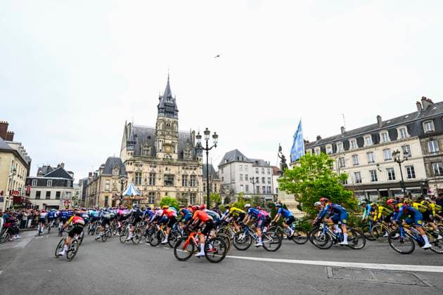 Paris Roubaix 2025 Cycling Race Roubaix, France - April 13 : Illustration picture of the start of the race during the 122nd edition of Paris Roubaix an UCI World Tour cycling race for Men Elite of 259,7 kms with start in Compiegne and finish at the Velodrome Andre-Petrieux in Roubaix on April 13, 2025 in Roubaix, France, 13 04 2025 ( Motordriver Kenny Verfaillie - Roubaix France  Copyright: xVincentxKalutx