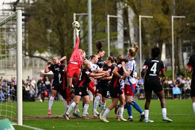 Soccer I Women I Season 2024 2025 I 2 Bundesliga I 21 Matchday I Hamburger SV Eintracht Frankfurt II I 13 04 2025 Parade, rescue operation Lina Altenburg 12, Eintracht Frankfurt II Hamburg Am Volkspark Hamburg Germany Copyright: xLobeca FelixxSchlikisx