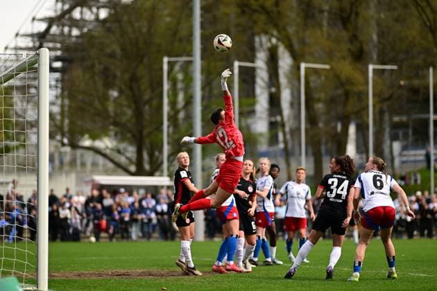 Soccer I Women I Season 2024 2025 I 2 Bundesliga I 21 Matchday I Hamburger SV Eintracht Frankfurt II I 13 04 2025 Parade, rescue operation Lina Altenburg 12, Eintracht Frankfurt II Hamburg Am Volkspark Hamburg Germany Copyright: xLobeca FelixxSchlikisx