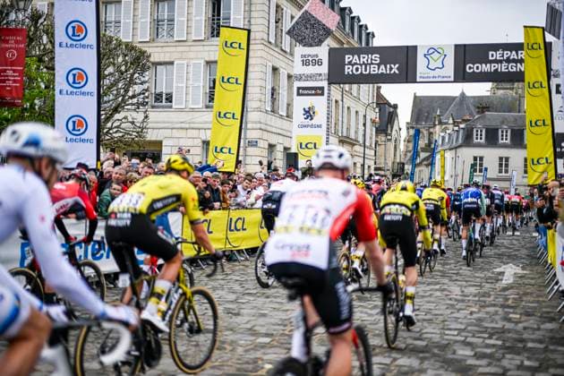 Paris Roubaix 2025 Cycling Race Roubaix, France - April 13 : Illustration picture of the start of the race during the 122nd edition of Paris Roubaix an UCI World Tour cycling race for Men Elite of 259,7 kms with start in Compiegne and finish at the Velodrome Andre-Petrieux in Roubaix on April 13, 2025 in Roubaix, France, 13 04 2025 ( Motordriver Kenny Verfaillie - Roubaix France  Copyright: xNicoxVereeckenx